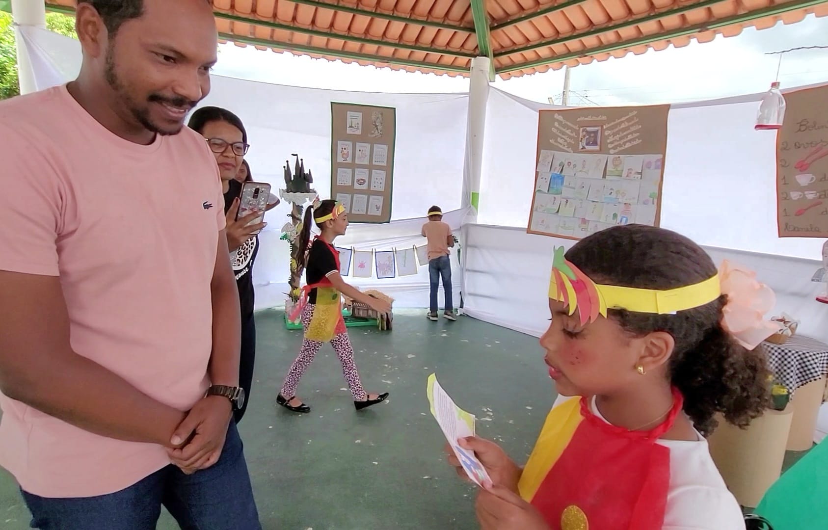 Itagimirim: Alunos do reforço escolar apresentam belas produções literárias na Praça José Santos Queiroz 8