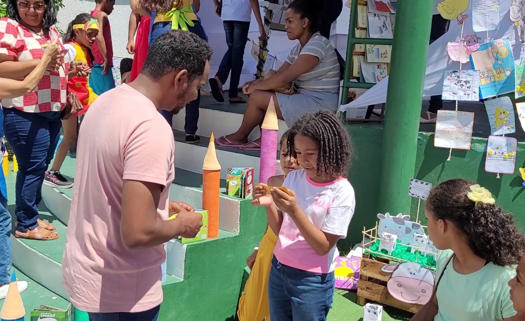 Itagimirim: Alunos do reforço escolar apresentam belas produções literárias na Praça José Santos Queiroz 7