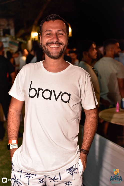 Saan Vagner, Julio Cardozzo e DJ Carlos Martins animam domingão da Area Beach 90