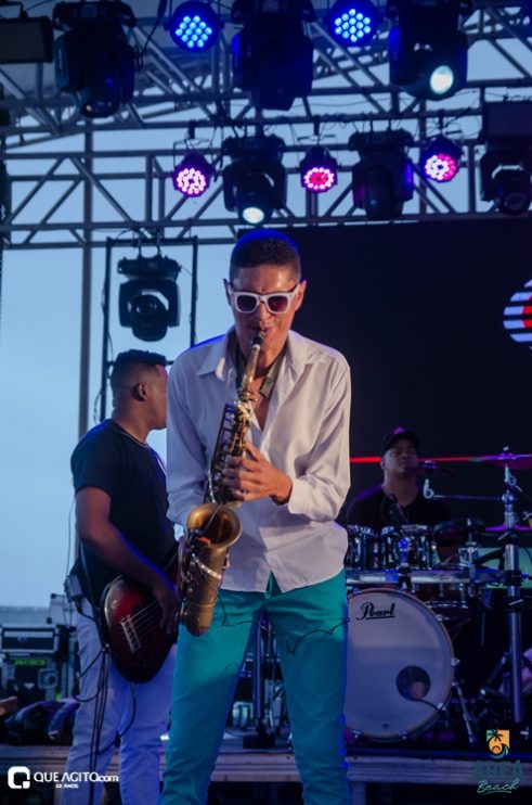 Péricles atrai milhares de foliões para o primeiro episódio do Pagode Prime na Area Beach 145