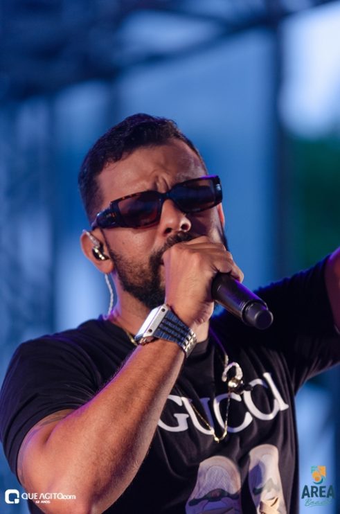 Péricles atrai milhares de foliões para o primeiro episódio do Pagode Prime na Area Beach 164