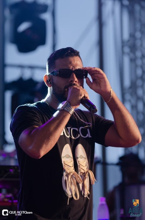 Péricles atrai milhares de foliões para o primeiro episódio do Pagode Prime na Area Beach 166