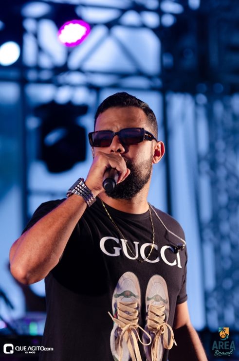 Péricles atrai milhares de foliões para o primeiro episódio do Pagode Prime na Area Beach 170