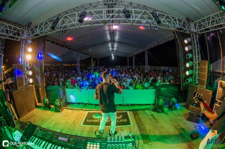 Péricles atrai milhares de foliões para o primeiro episódio do Pagode Prime na Area Beach 200