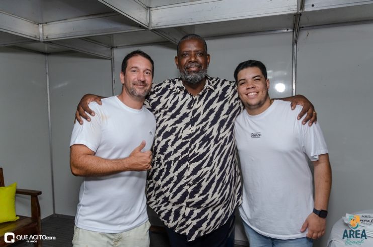 Péricles atrai milhares de foliões para o primeiro episódio do Pagode Prime na Area Beach 205