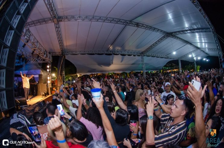 Péricles atrai milhares de foliões para o primeiro episódio do Pagode Prime na Area Beach 208