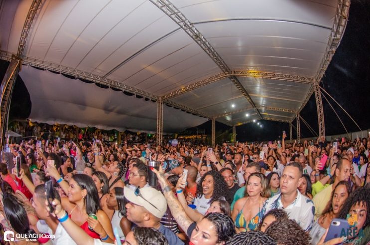 Péricles atrai milhares de foliões para o primeiro episódio do Pagode Prime na Area Beach 210