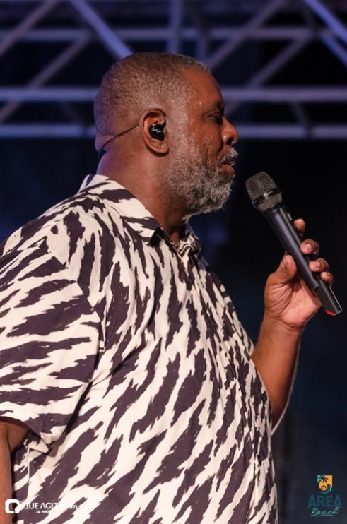 Péricles atrai milhares de foliões para o primeiro episódio do Pagode Prime na Area Beach 213