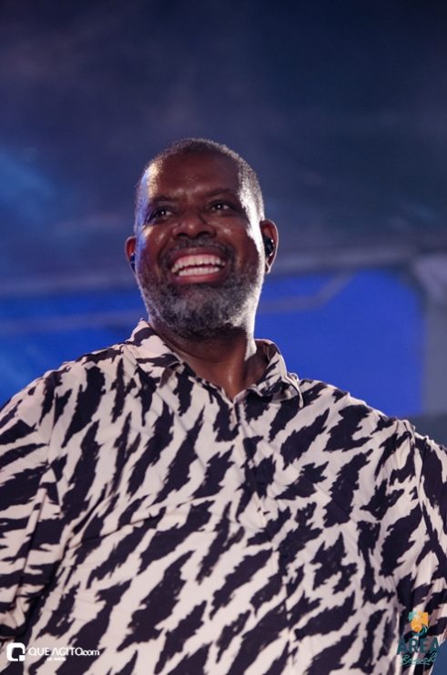 Péricles atrai milhares de foliões para o primeiro episódio do Pagode Prime na Area Beach 215