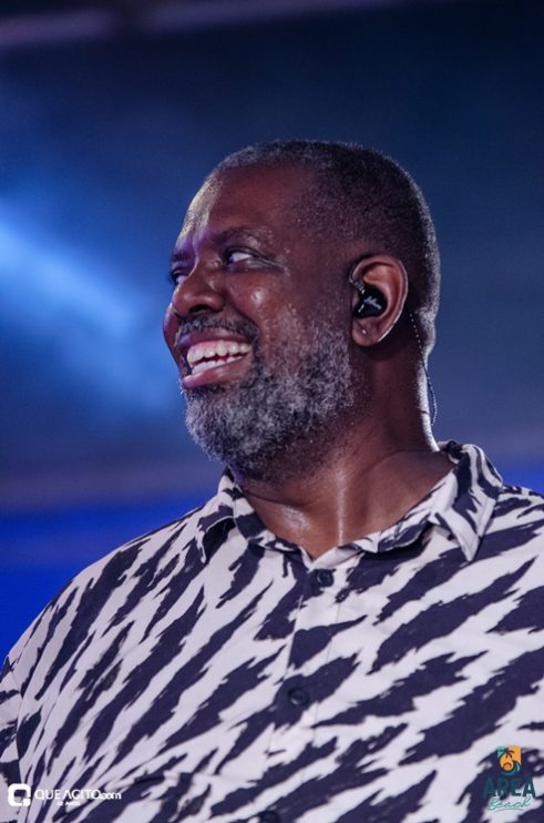 Péricles atrai milhares de foliões para o primeiro episódio do Pagode Prime na Area Beach 216