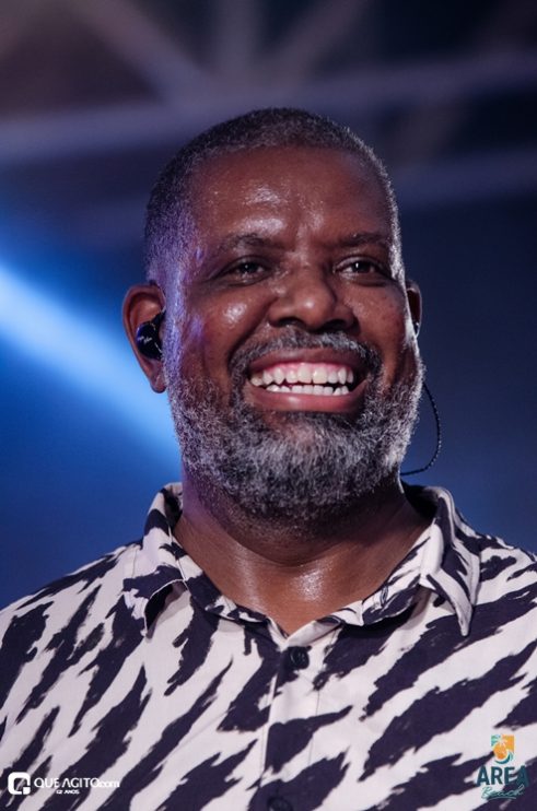 Péricles atrai milhares de foliões para o primeiro episódio do Pagode Prime na Area Beach 217