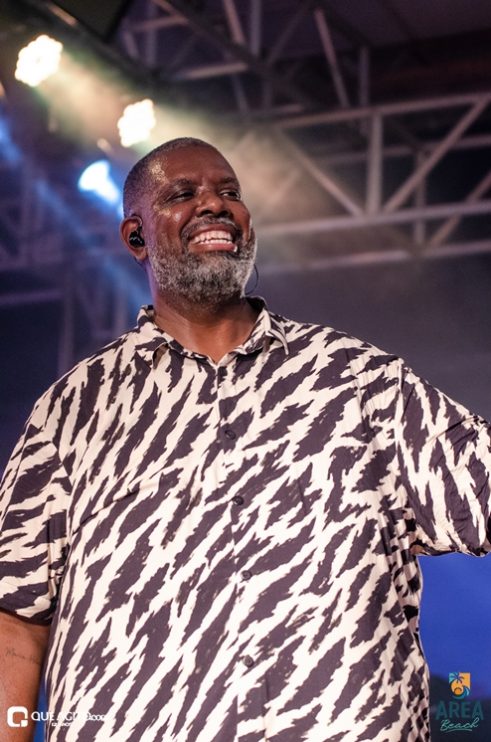 Péricles atrai milhares de foliões para o primeiro episódio do Pagode Prime na Area Beach 218