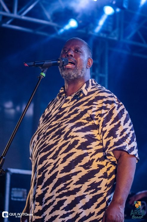 Péricles atrai milhares de foliões para o primeiro episódio do Pagode Prime na Area Beach 222