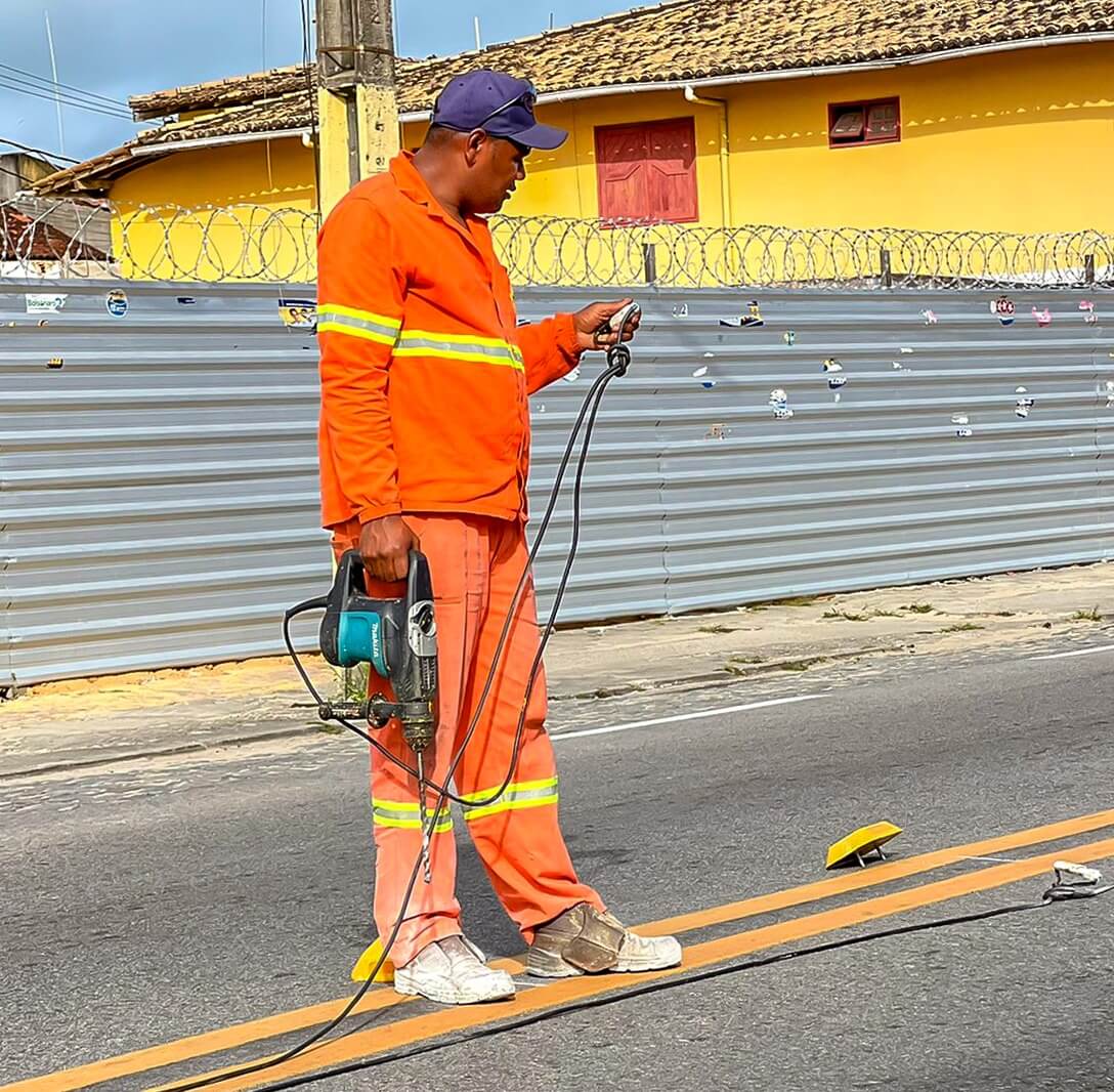 Avenida dos Navegantes recebe manutenção na pintura e sinalização de trânsito 6
