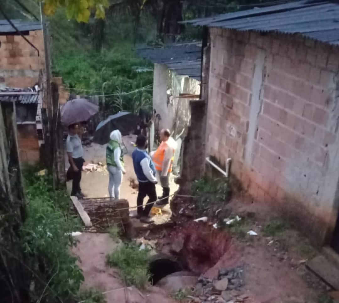 Defesa Civil de Eunápolis divulga boletim parcial sobre os danos causado pelas chuvas deste domingo (20) 8