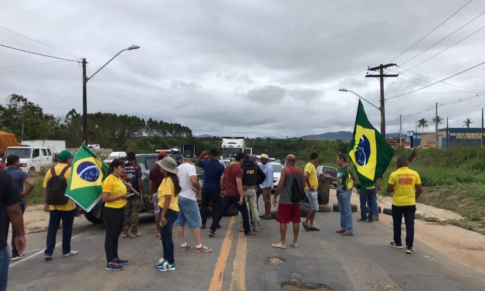 Eunápolis: Manifestantes pró-Bolsonaro bloqueiam BR-101 na saída norte da cidade