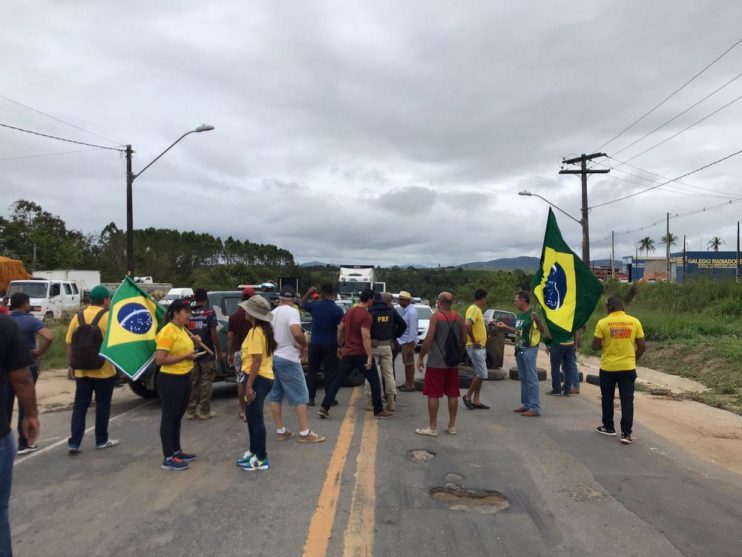 Eunápolis: Manifestantes pró-Bolsonaro bloqueiam BR-101 na saída norte da cidade 6