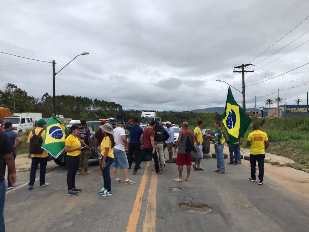 Eunápolis: Manifestantes pró-Bolsonaro bloqueiam BR-101 na saída norte da cidade 18