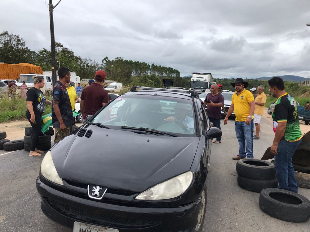 Eunápolis: Manifestantes pró-Bolsonaro bloqueiam BR-101 na saída norte da cidade 5