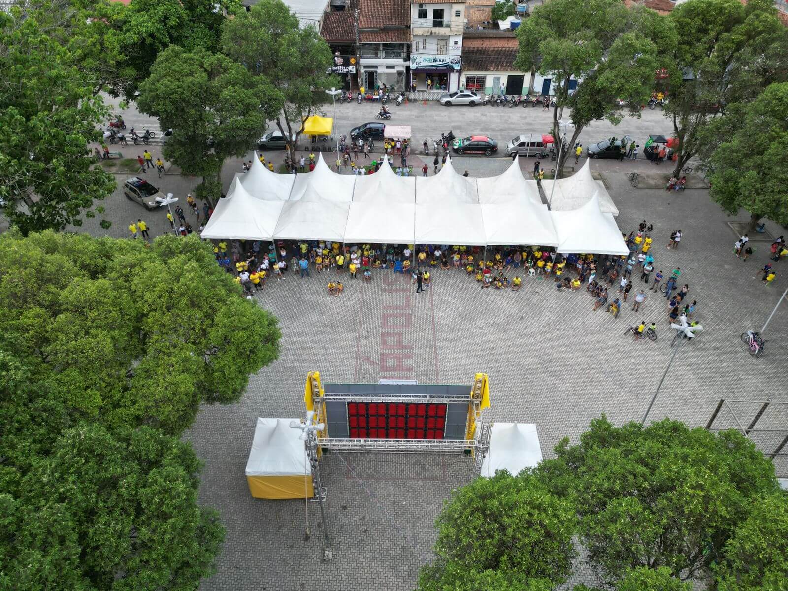 Telão atrai centenas de eunapolitanos para assistir vitória do Brasil na Praça do Pequi 7