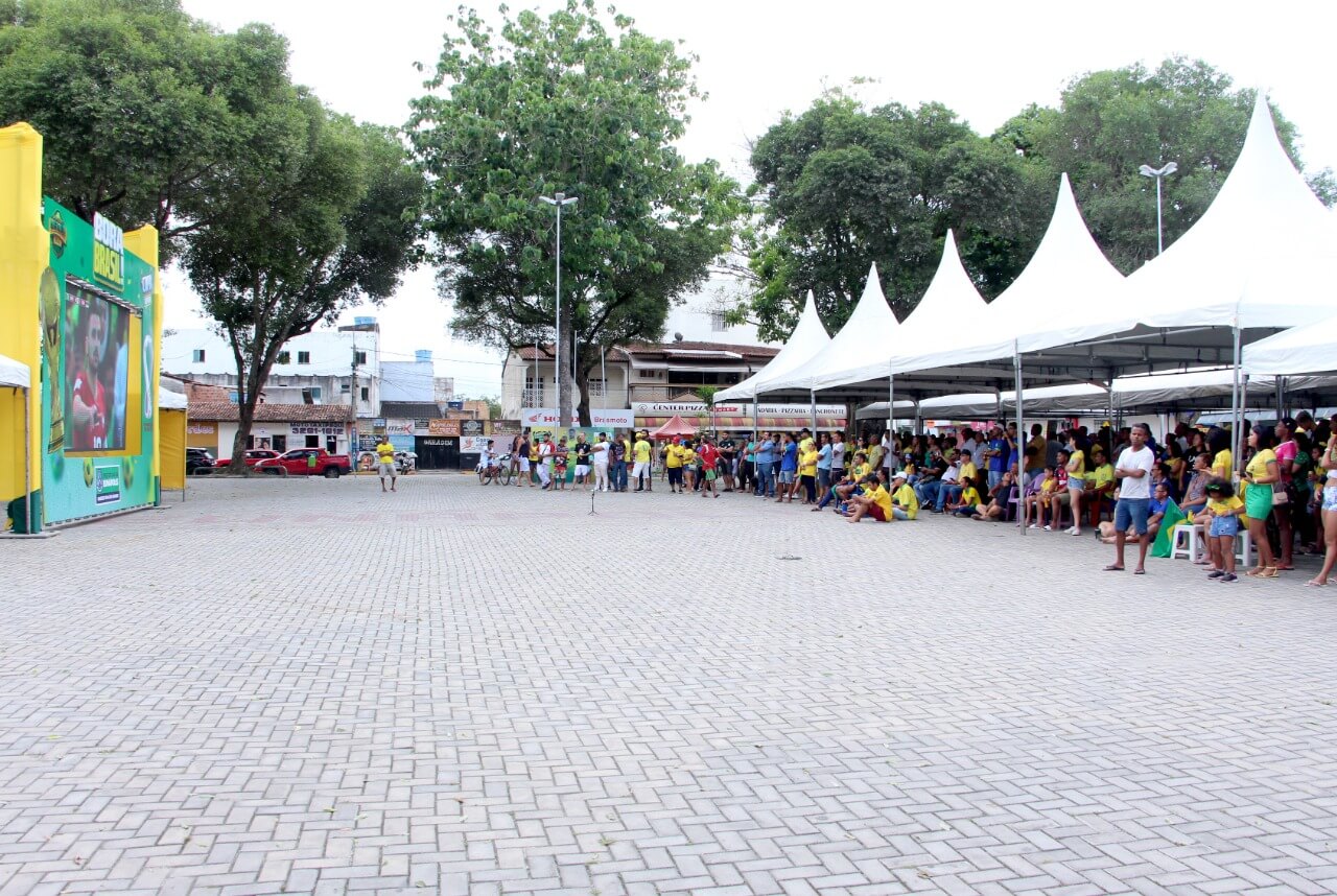 Telão atrai centenas de eunapolitanos para assistir vitória do Brasil na Praça do Pequi 6