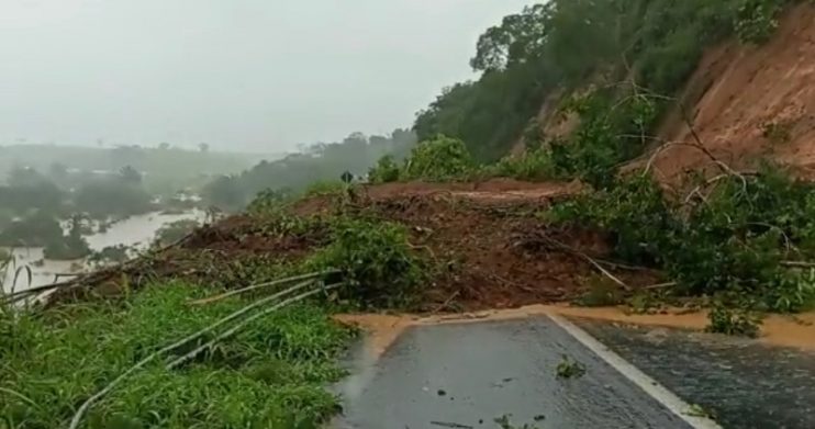 BR 101 Barranco desaba entre Eunápolis e Itagimirim - Rodovia está interditada 8