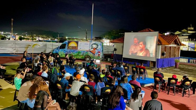 CineSolar, primeiro cinema itinerante movido a energia solar, chega a Eunápolis com sessão gratuita para toda a família 4