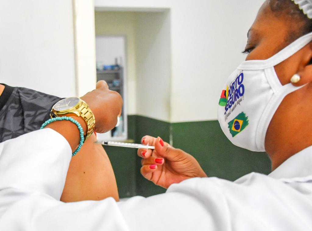 Porto Seguro inicia vacinação da 5ª dose contra a Covid-19 20