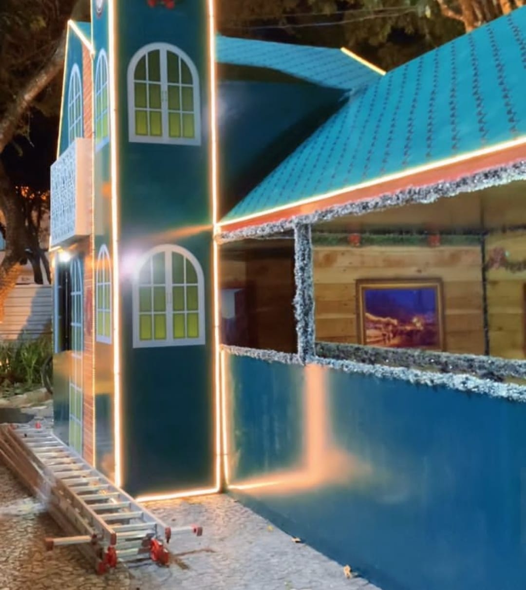 Prefeitura de Eunápolis inicia montagem da estrutura do Natal Luz na Praça da Bandeira 28