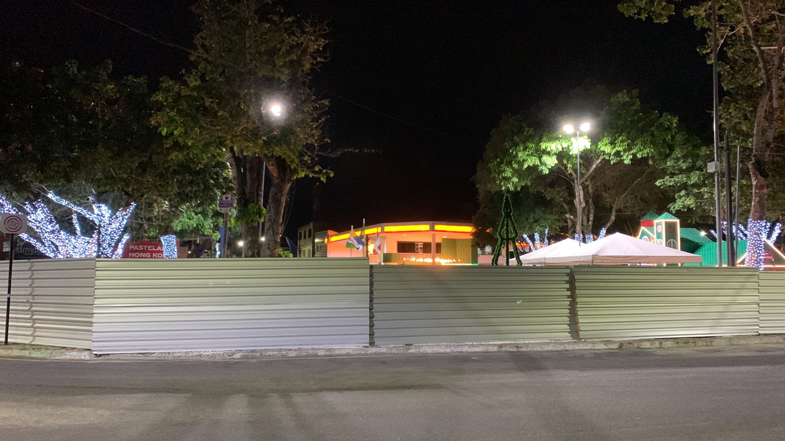 Prefeitura de Eunápolis inicia montagem da estrutura do Natal Luz na Praça da Bandeira 5
