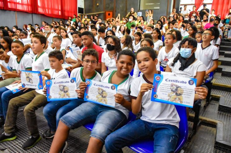 Alunos da rede municipal concluem curso de prevenção às drogas e à violência 16
