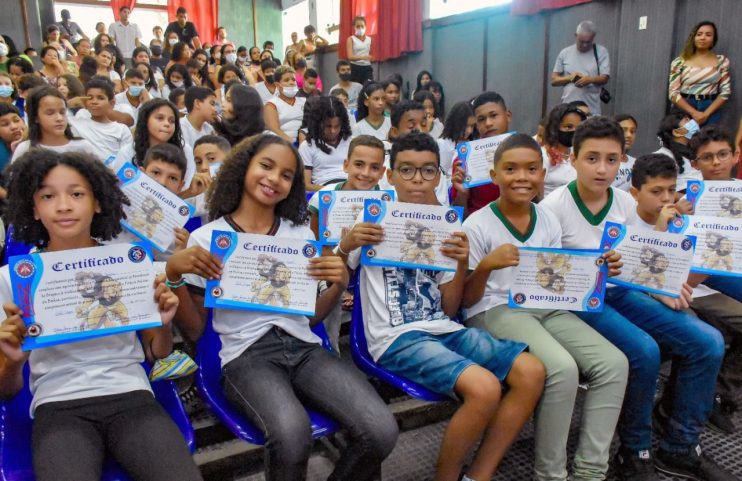 Alunos da rede municipal concluem curso de prevenção às drogas e à violência 14