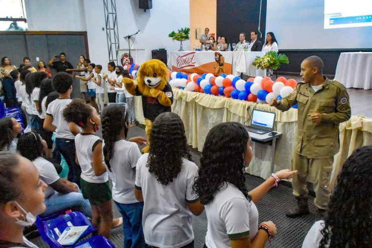 Alunos da rede municipal concluem curso de prevenção às drogas e à violência 10
