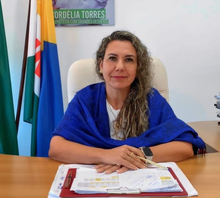 Prefeita Cordélia Torres propõe o reajuste salarial de 33,24% para professores colocarem fim à greve 4