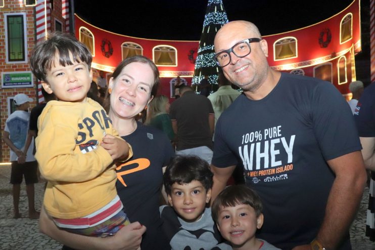 Natal Luz: abertura da Vila do Papai Noel atrai centenas de pessoas para a Praça da Bandeira em Eunápolis 20