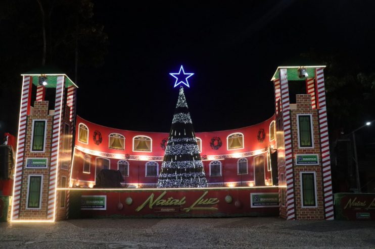Natal Luz: abertura da Vila do Papai Noel atrai centenas de pessoas para a Praça da Bandeira em Eunápolis 19