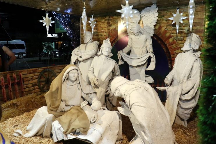 Natal Luz: abertura da Vila do Papai Noel atrai centenas de pessoas para a Praça da Bandeira em Eunápolis 17