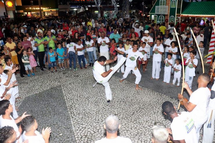 Natal Luz: abertura da Vila do Papai Noel atrai centenas de pessoas para a Praça da Bandeira em Eunápolis 13