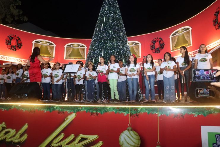 Natal Luz: abertura da Vila do Papai Noel atrai centenas de pessoas para a Praça da Bandeira em Eunápolis 12