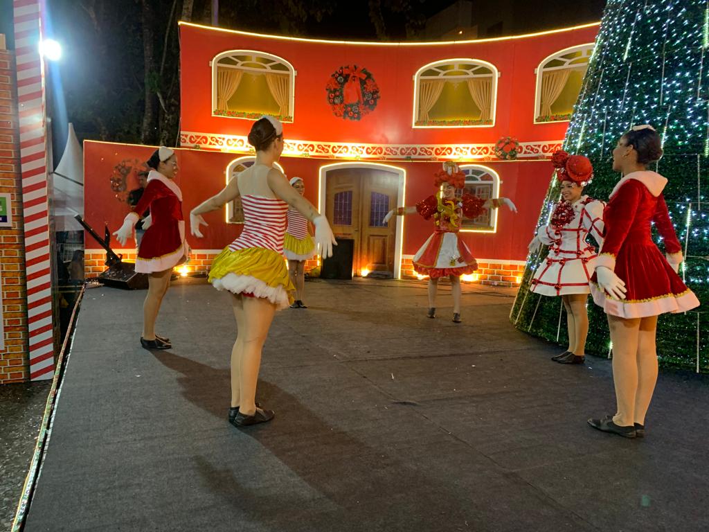 Encerramento do Natal Luz encanta público com apresentações na Vila do Papai Noel 7