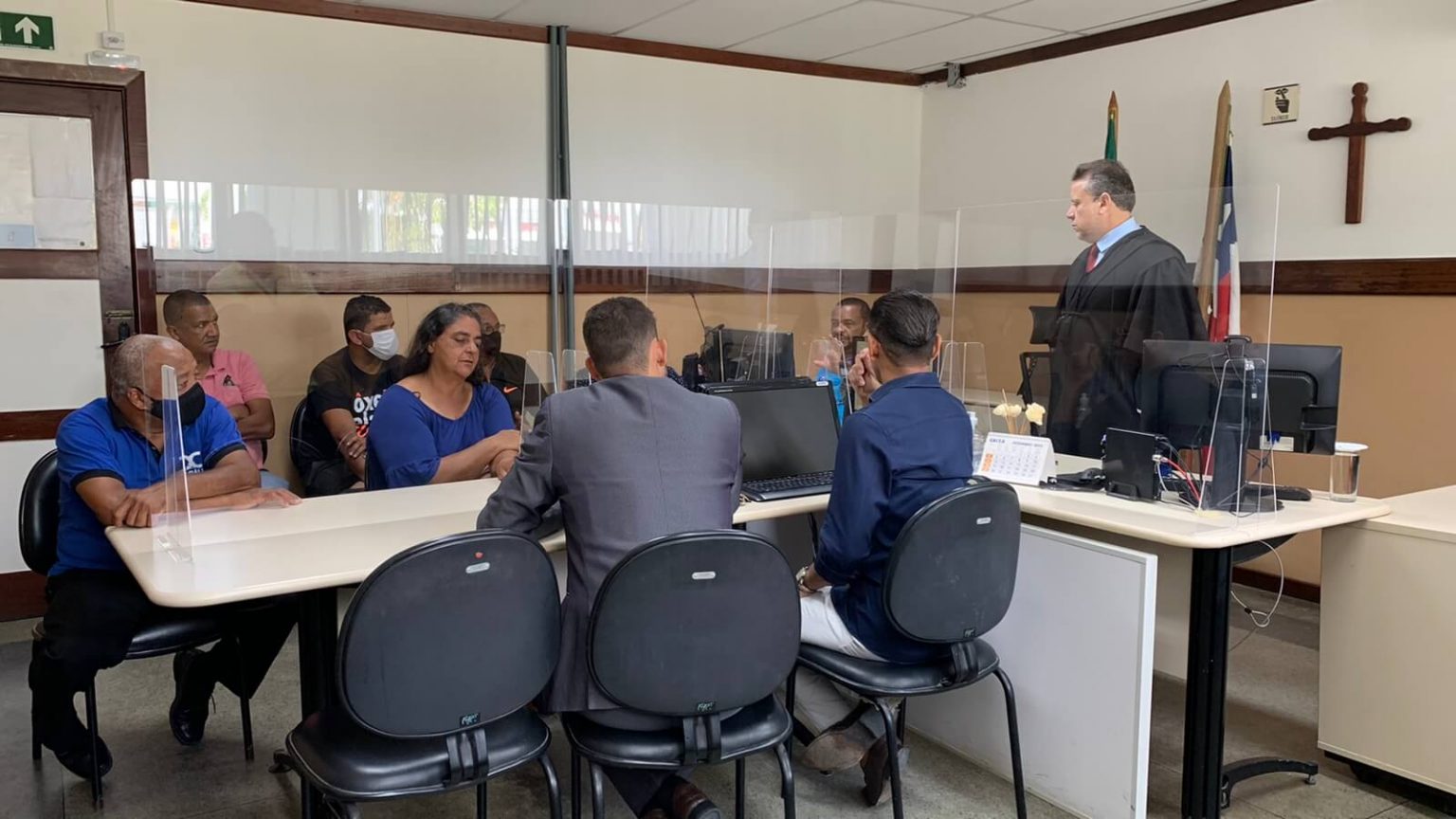 Ação da prefeita Cordelia Torres garante pagamento a funcionários da empresa de transporte escolar 11