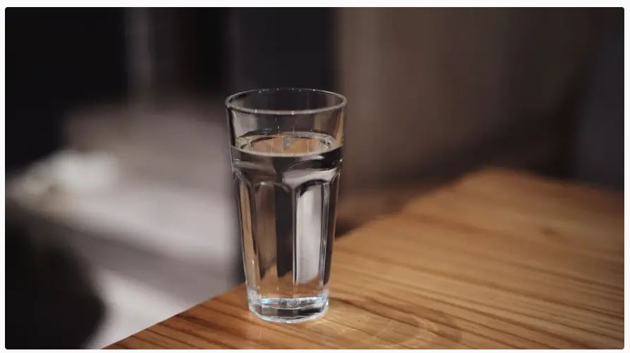 Beber dois litros de água por dia é excessivo, diz estudo 18