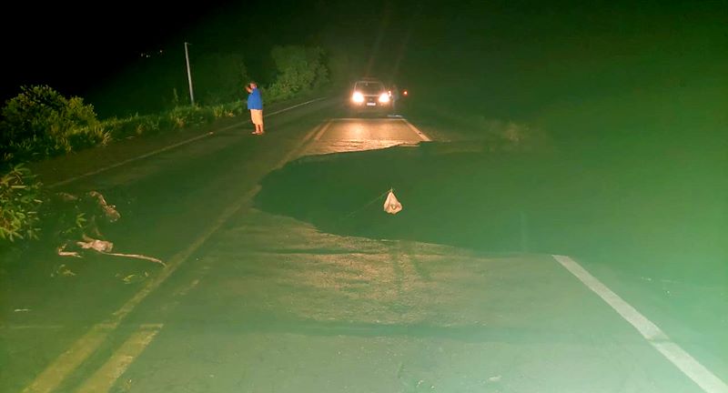 BR 101 interditada: fortes chuvas que caíram na tarde desta quarta-feira rompe rodovia entre Itagimirim e Itapebi 47