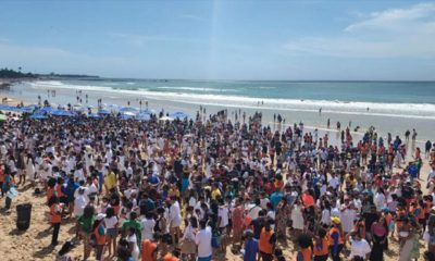 Igreja evangélica promove batismo coletivo em praia de Salvador 23