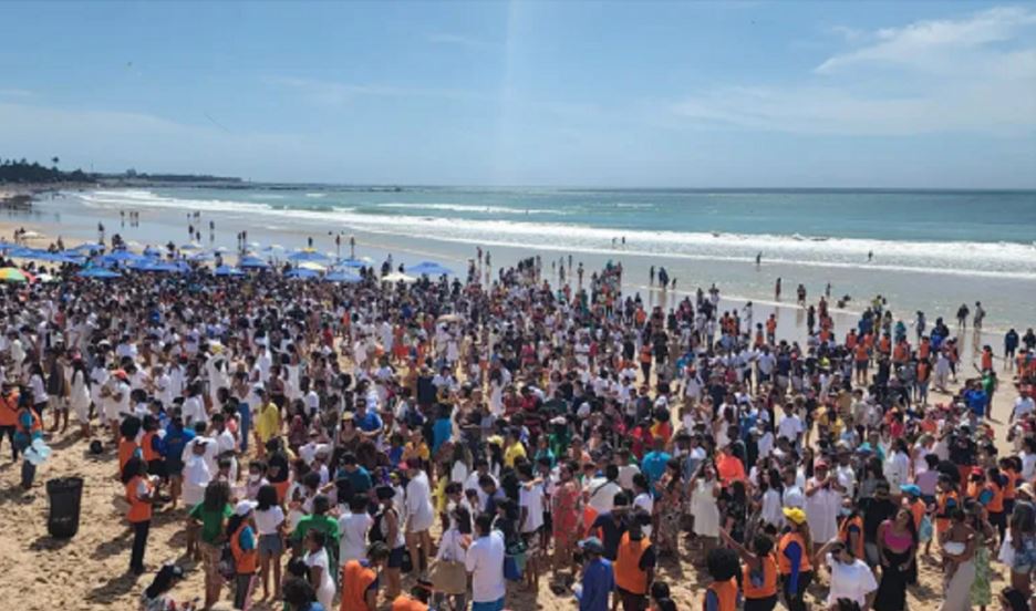 Igreja evangélica promove batismo coletivo em praia de Salvador 1