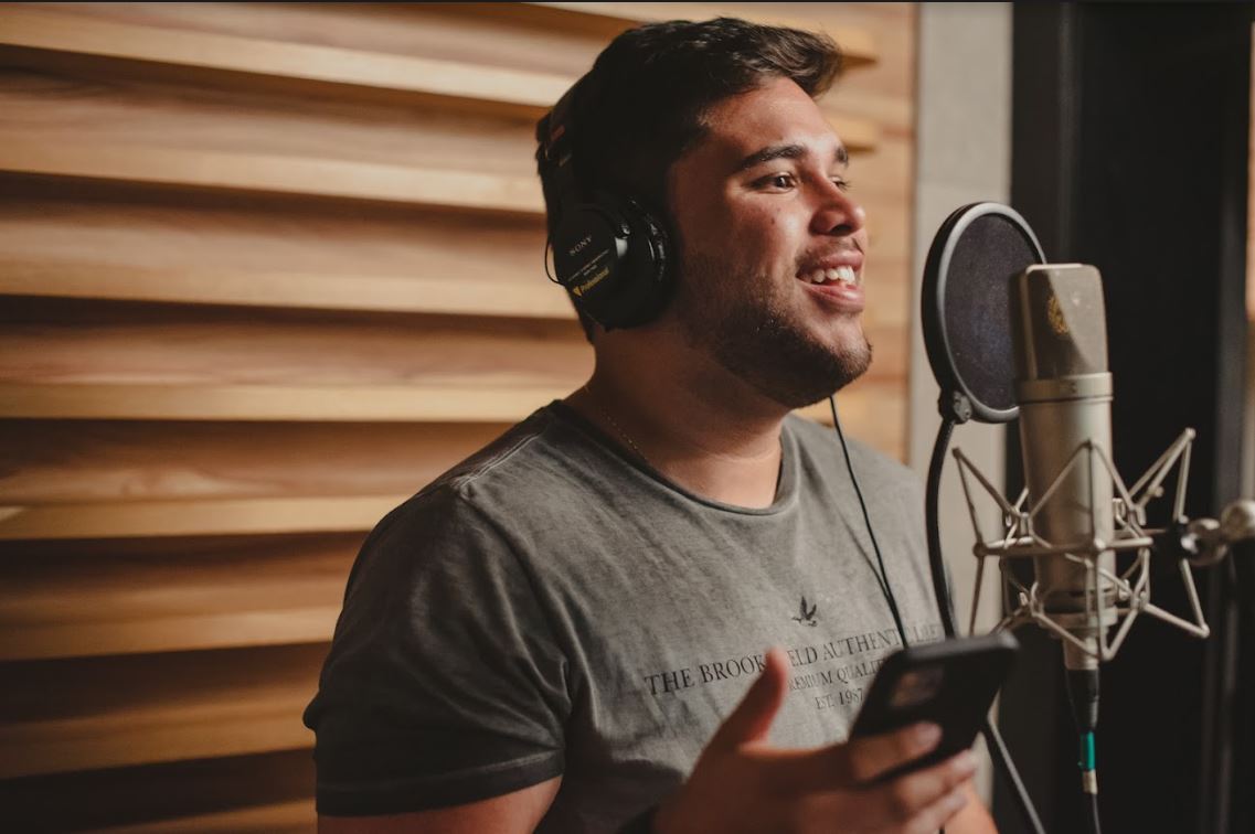 Luiz Henrique dá início a novo projeto com o single “Sem Você” 33