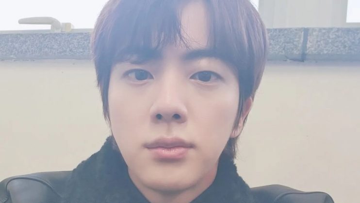 Jin, membro do grupo de k-pop BTS, se apresenta para serviço militar 12
