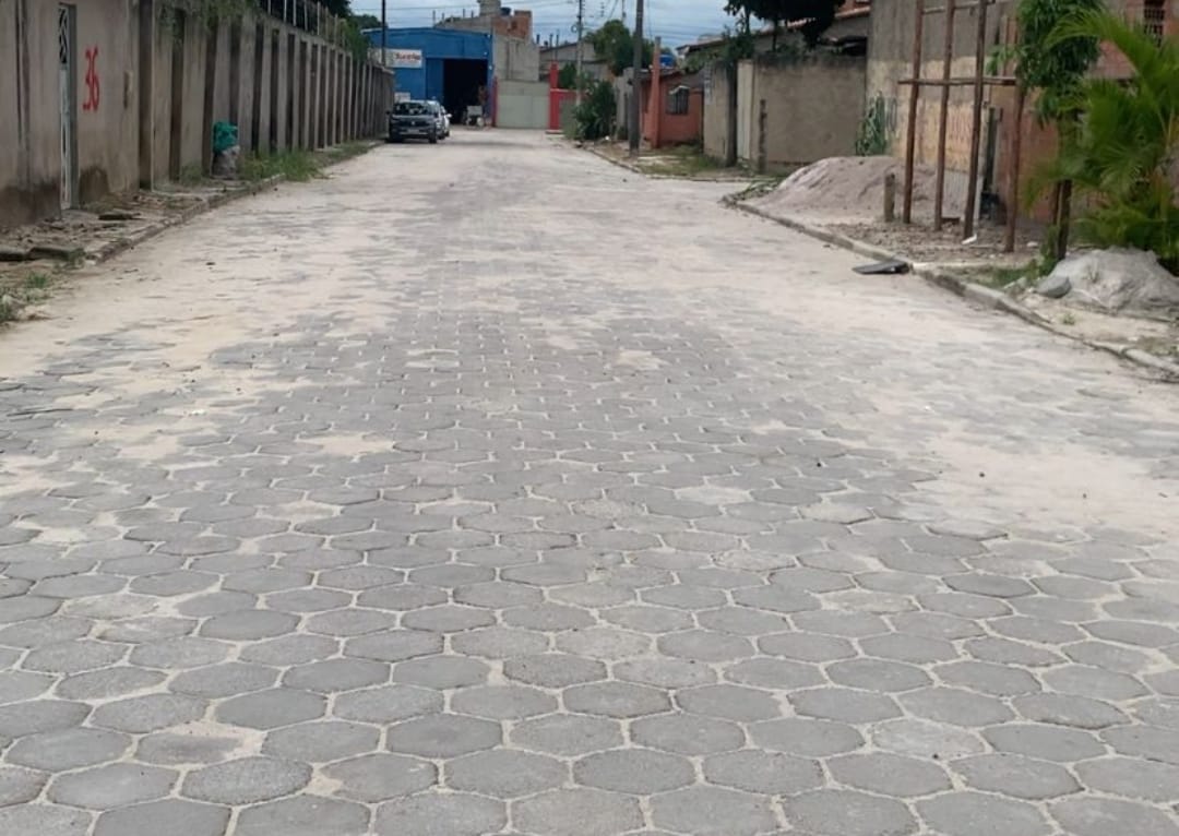 Eunápolis: pavimentação em 6 mil metros² de ruas do bairro Pequi está em fase de conclusão 8