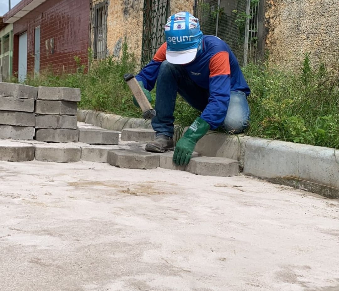 Eunápolis: pavimentação em 6 mil metros² de ruas do bairro Pequi está em fase de conclusão 6