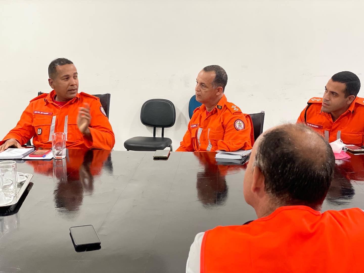 Secretário Paulo Dapé conduz reunião para fortalecer parceria entre Prefeitura de Eunápolis e Corpo de Bombeiros 6
